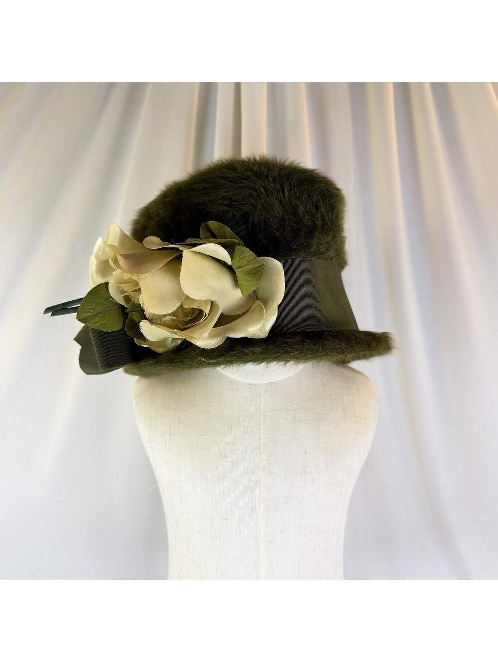 Vintage Hat Su-Zan Originale Green Velvet Ivory Peony Embellishment Retro